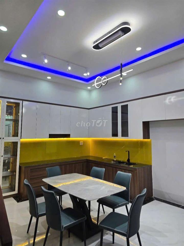 Cần bán gấp nhà sân vườn