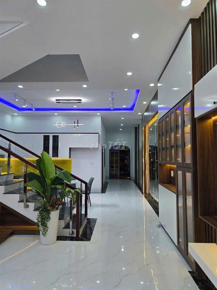 Cần bán gấp nhà sân vườn