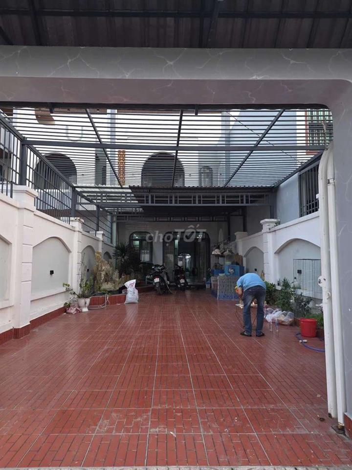 Cần bán gấp nhà sân vườn