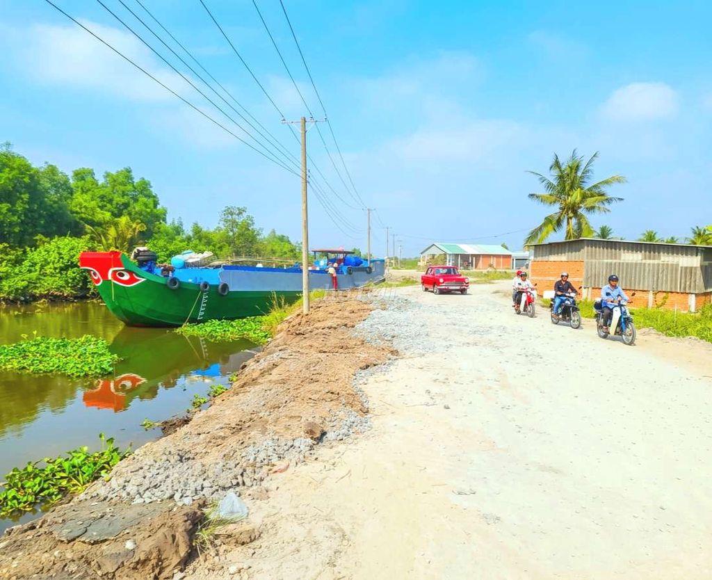 Nhà vườn View kênh cực đẹp, 1000m2 đất giá chỉ 1.39 tỷ