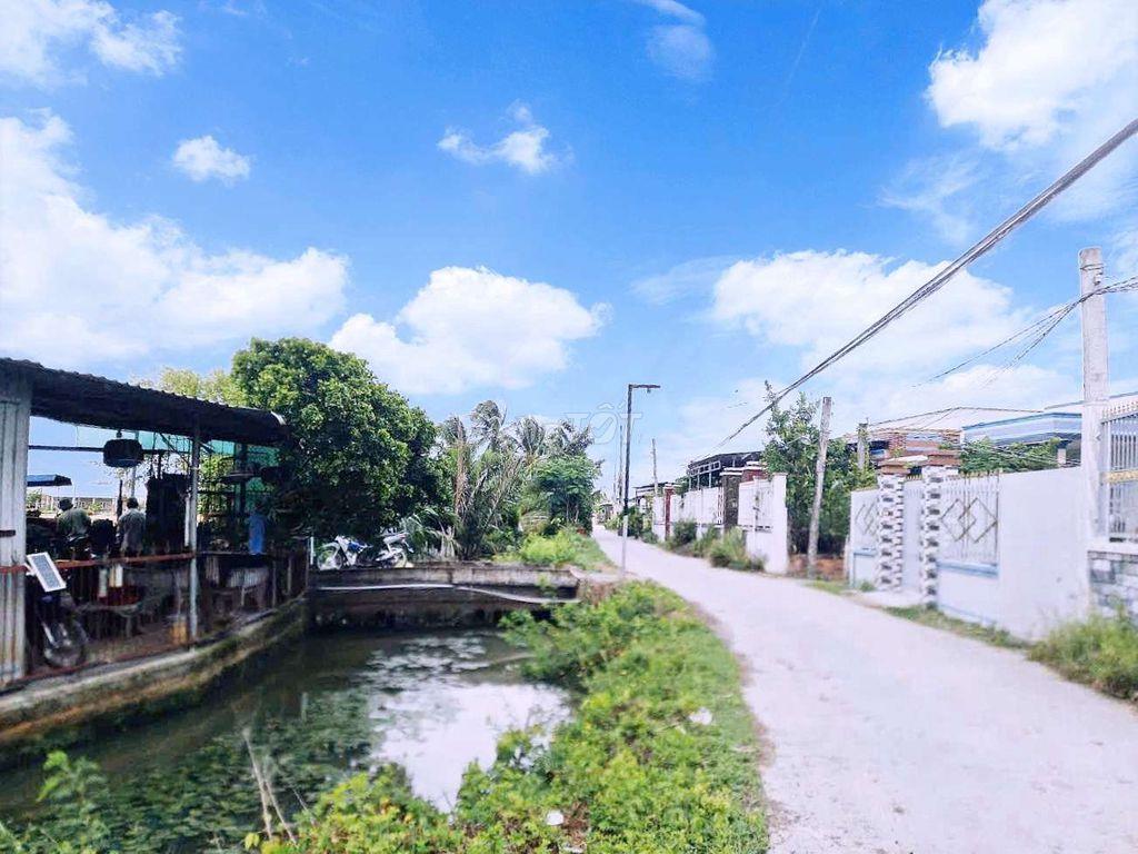 Nhà vườn View Kênh 1349m2 đất có 400thổ chỉ 2.2 tỷ