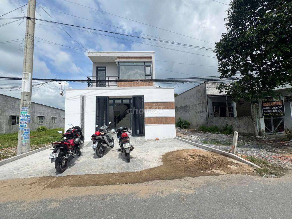 NHÀ MĂT TIỀN NGAY TRUNG TÂM THI TRẤN ĐỨC HOÀ 