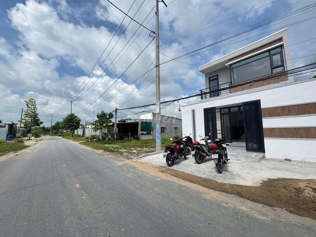 NHÀ MĂT TIỀN NGAY TRUNG TÂM THI TRẤN ĐỨC HOÀ 