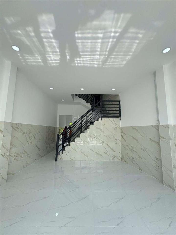 NHÀ MĂT TIỀN NGAY TRUNG TÂM THI TRẤN ĐỨC HOÀ 