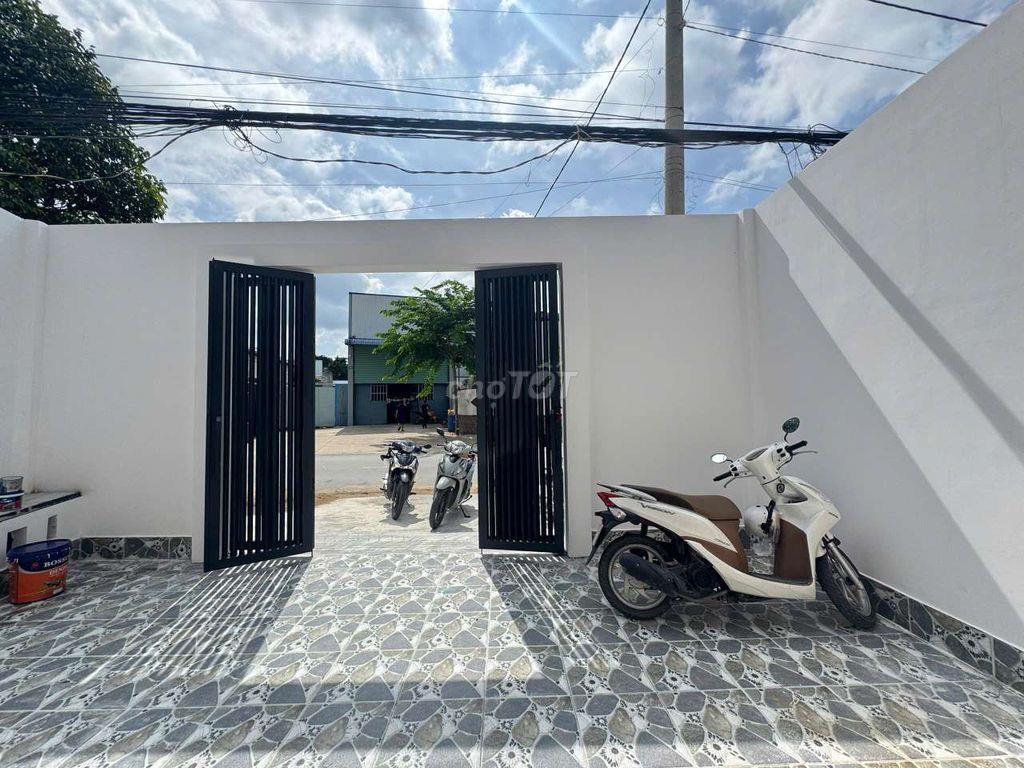 NHÀ MĂT TIỀN NGAY TRUNG TÂM THI TRẤN ĐỨC HOÀ 