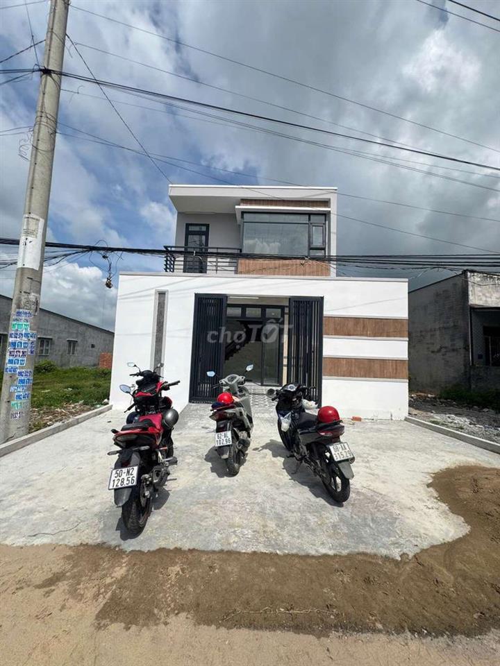 NHÀ MĂT TIỀN NGAY TRUNG TÂM THI TRẤN ĐỨC HOÀ 