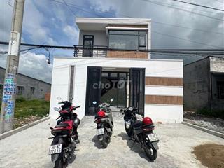 NHÀ MĂT TIỀN NGAY TRUNG TÂM THI TRẤN ĐỨC HOÀ 