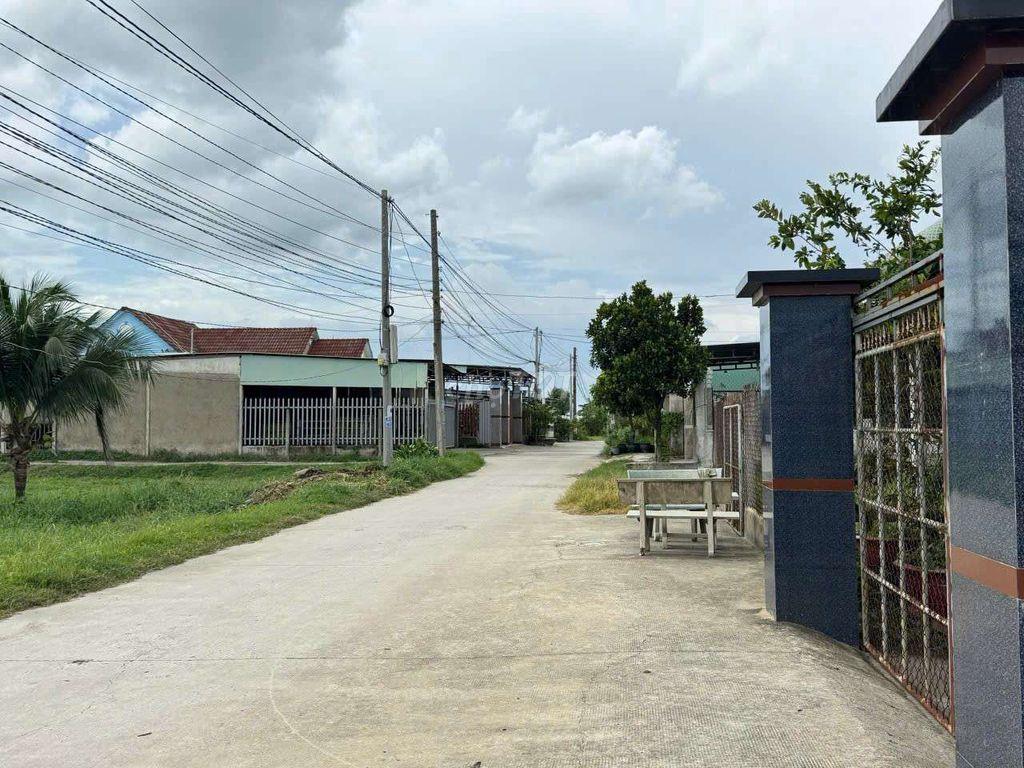 HÀNG F0 GIÁ RẺ. gần CÔNG VIÊN ĐỨC HOÀ , VỊ TRÍ ĐẸP SÁNG SỦA 