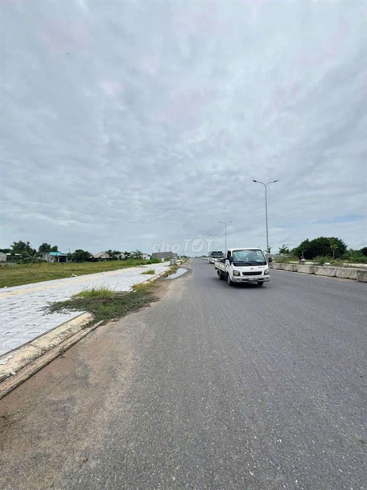 ĐƯỜNG 823D NGAY THỊ TRẤN ĐỨC HOÀ 