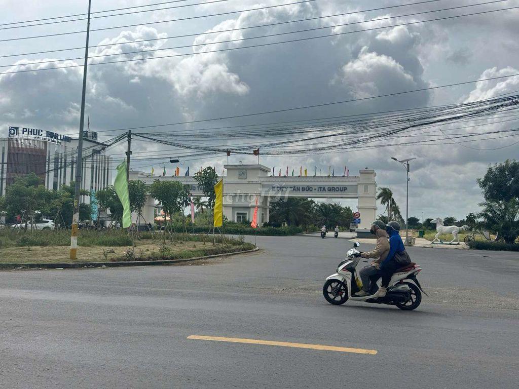MẶT TIEN TL824 NHÀ MĂT TIỀN ĐỐI DIÊN KCN TÂN ĐỨC