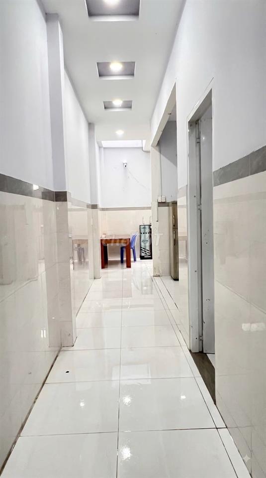 Nhà 2 lầu kiên cố, lối đi dành cho xe ba gác, nội thất, giấy tờ đầy đủ