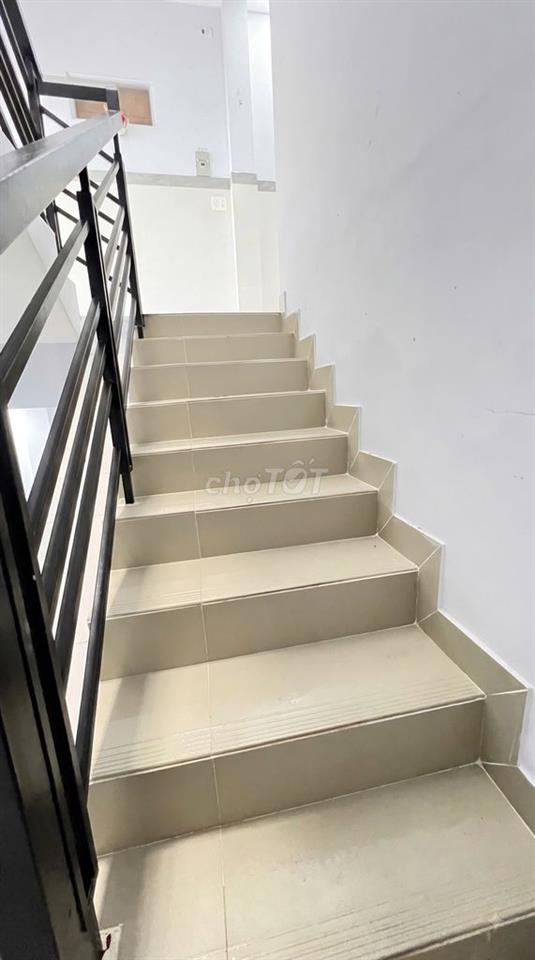 Nhà 2 lầu kiên cố, lối đi dành cho xe ba gác, nội thất, giấy tờ đầy đủ
