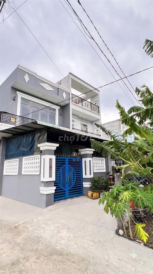 Nhà 2 lầu kiên cố, lối đi dành cho xe ba gác, nội thất, giấy tờ đầy đủ
