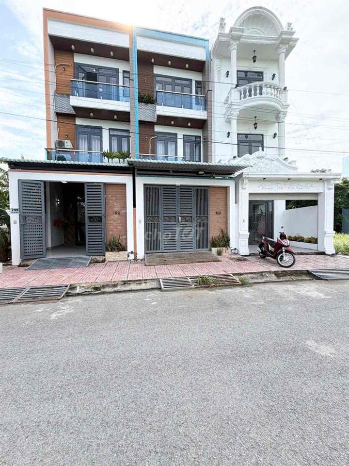 Bán nhà sát bên chợ Long Thượng. 1 trệt 2 lầu