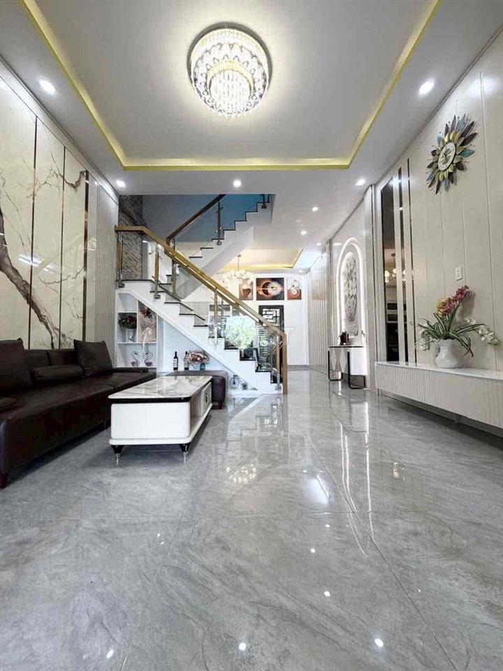 Bán nhà sát bên chợ Long Thượng. 1 trệt 2 lầu