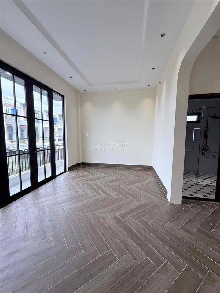 Bán villa phong cách Đông Âu bao đẹp. Dt 9.5 x 29