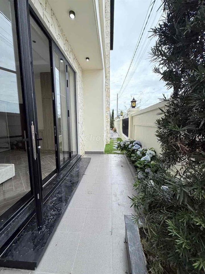 Bán villa phong cách Đông Âu bao đẹp. Dt 9.5 x 29
