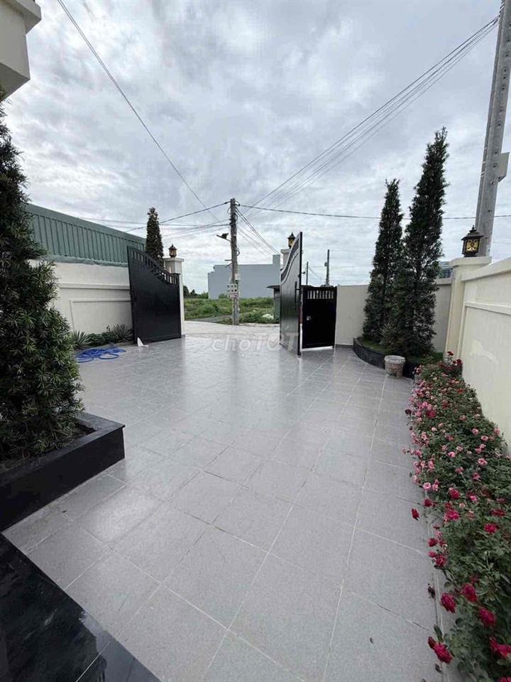 Bán villa phong cách Đông Âu bao đẹp. Dt 9.5 x 29