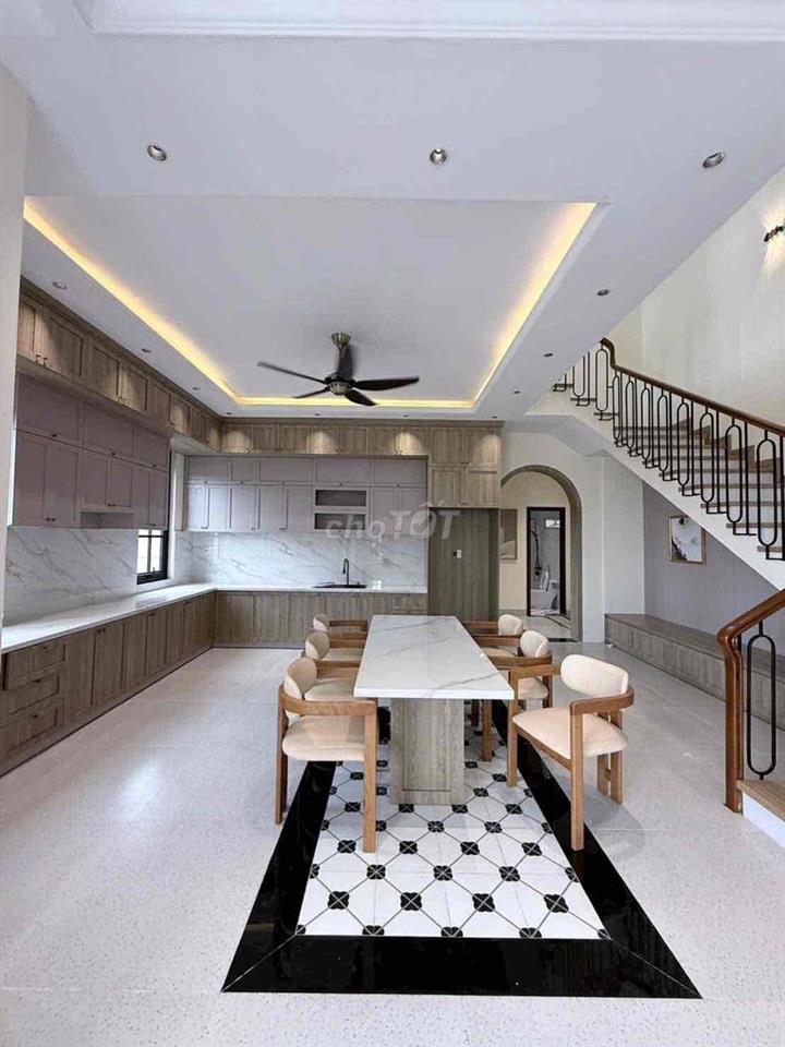 Bán villa phong cách Đông Âu bao đẹp. Dt 9.5 x 29