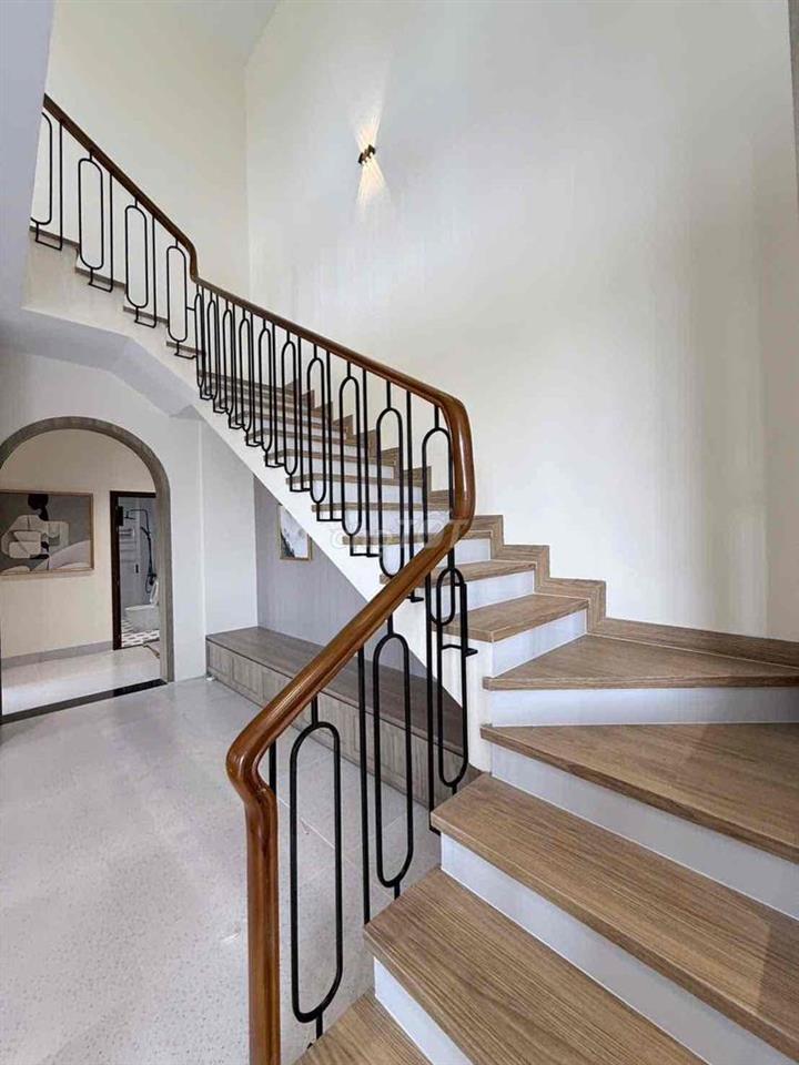 Bán villa phong cách Đông Âu bao đẹp. Dt 9.5 x 29