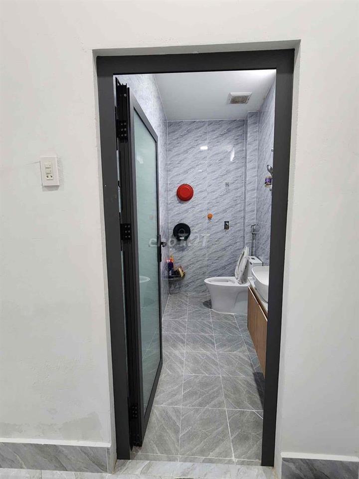 Hai vợ chồng về quê không ở nữa