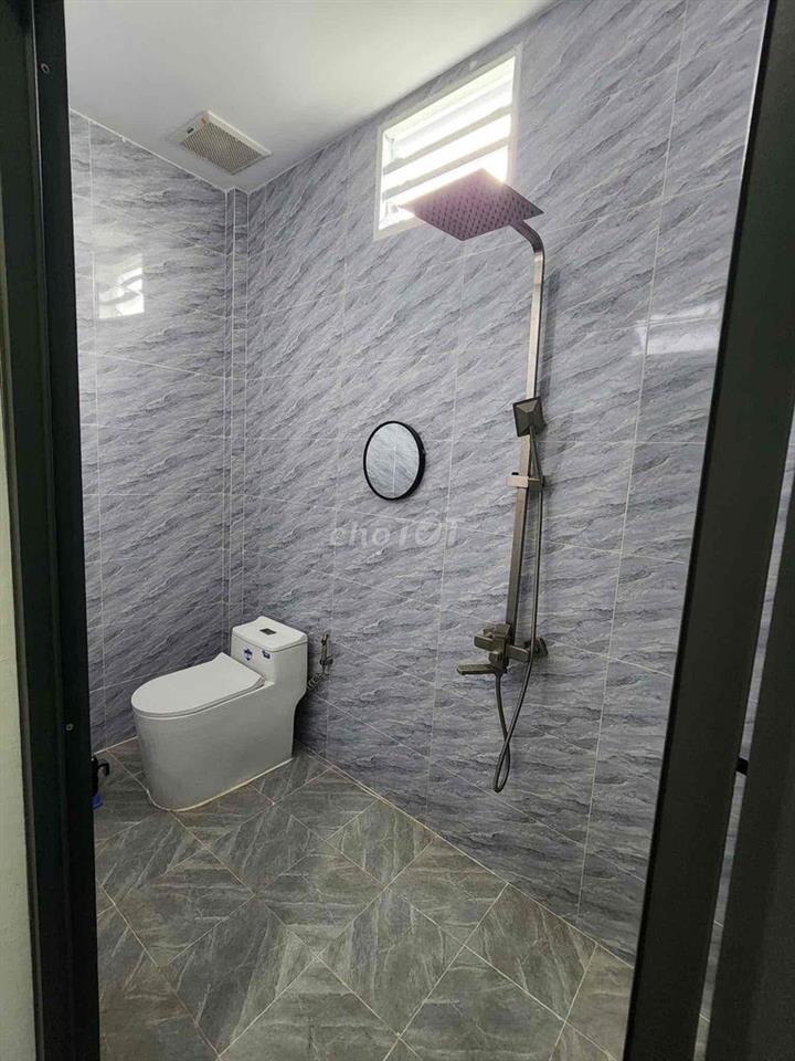 Hai vợ chồng về quê không ở nữa