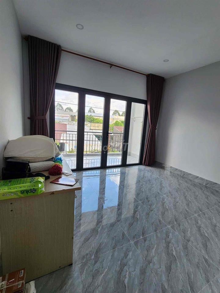 Hai vợ chồng về quê không ở nữa