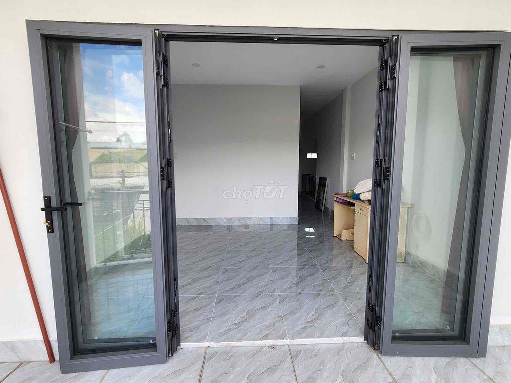 Hai vợ chồng về quê không ở nữa