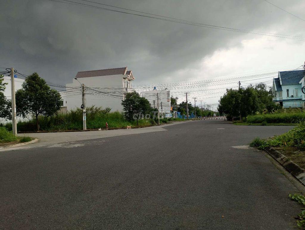 Nhà. lâu, KDC Đặng Huỳnh, TT. Cần Giuộc, giáp TP.HCM.