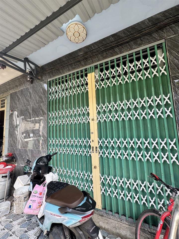 Nhà mới dọn vào là ở