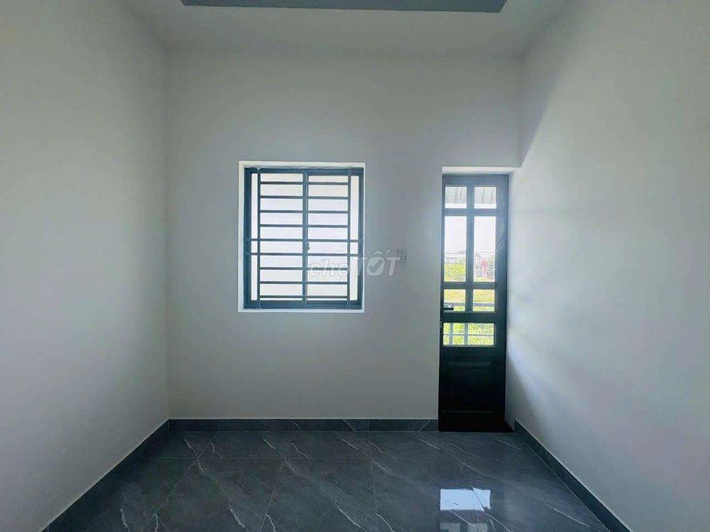 Nhà đẹp gốc 2MT mới xây dọn vào ở ngay 45M2,SHR,gần chợ Mỹ Hạnh 