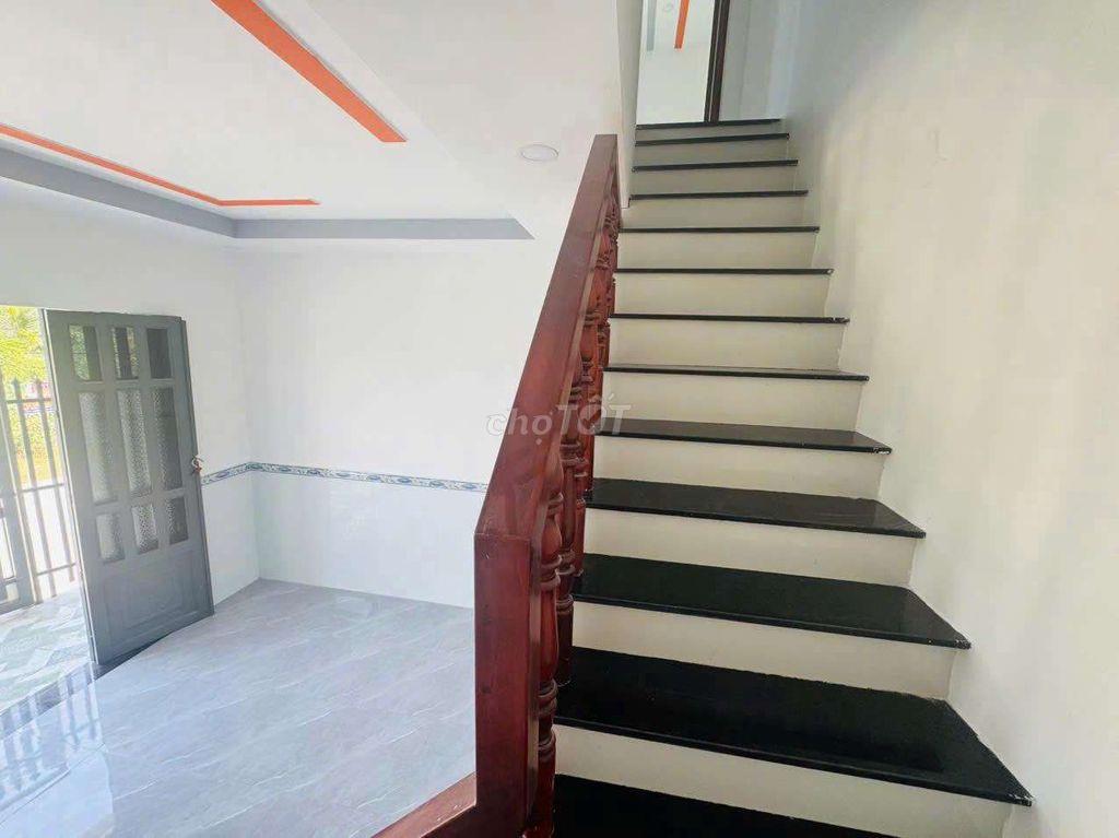 Nhà đẹp gốc 2MT mới xây dọn vào ở ngay 45M2,SHR,gần chợ Mỹ Hạnh 