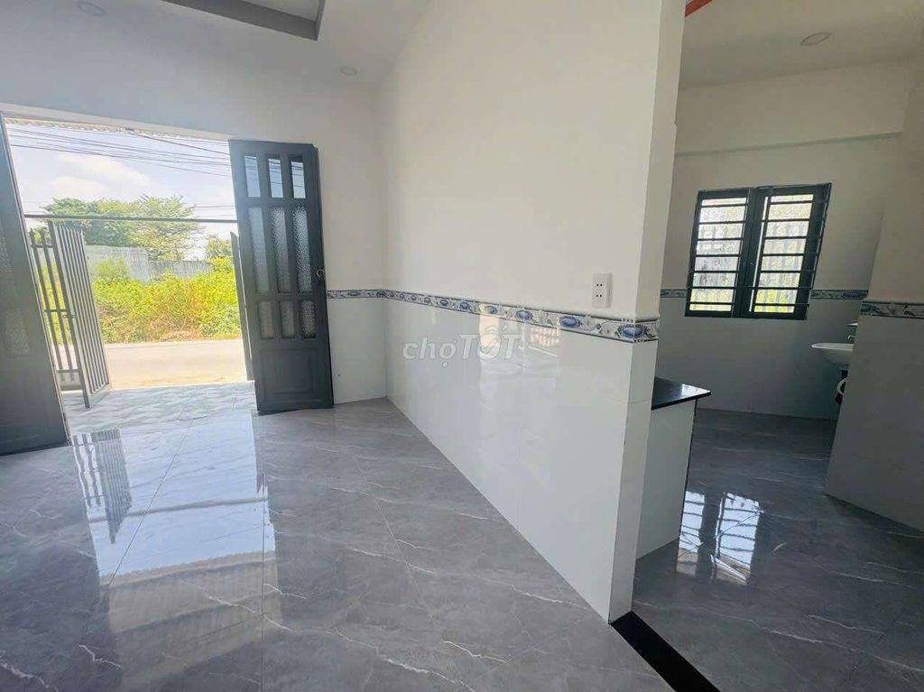Nhà đẹp gốc 2MT mới xây dọn vào ở ngay 45M2,SHR,gần chợ Mỹ Hạnh 