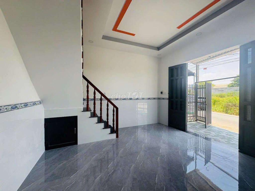 Nhà đẹp gốc 2MT mới xây dọn vào ở ngay 45M2,SHR,gần chợ Mỹ Hạnh 