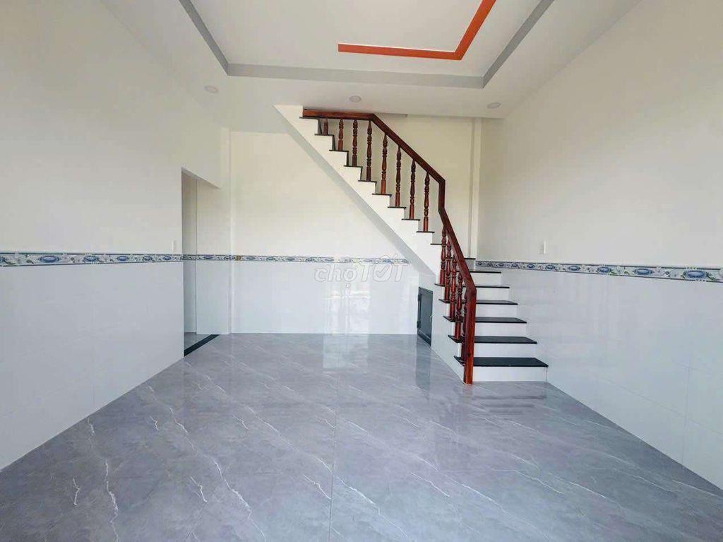 Nhà đẹp gốc 2MT mới xây dọn vào ở ngay 45M2,SHR,gần chợ Mỹ Hạnh 