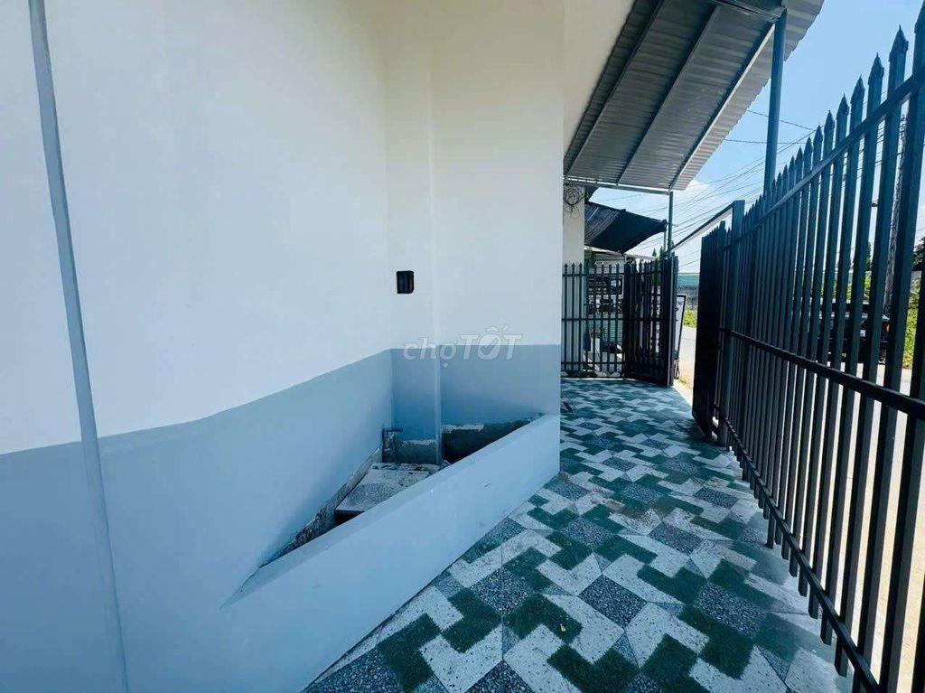 Nhà đẹp gốc 2MT mới xây dọn vào ở ngay 45M2,SHR,gần chợ Mỹ Hạnh 