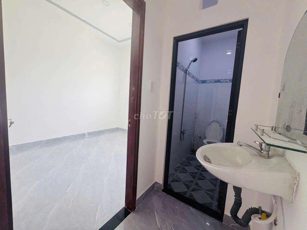 Nhà đẹp gốc 2MT mới xây dọn vào ở ngay 45M2,SHR,gần chợ Mỹ Hạnh 
