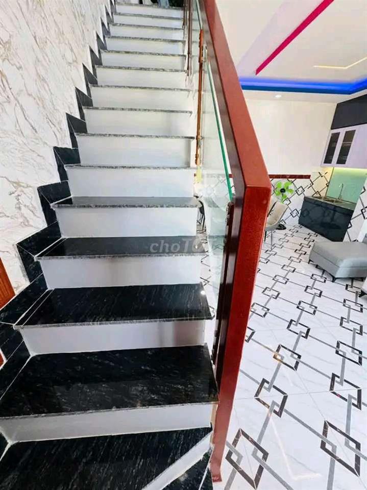 Bán nhà gần chợ Mỹ Hạnh DT 58m2, SHR,3PN 3WC full nội thất 