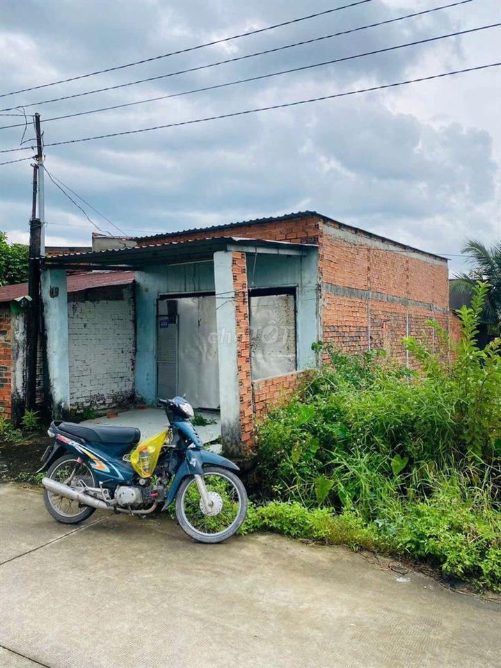 Bán đất tặng nhà cách Cầu Lớn Hóc Môn 700M,75M2,gần KCN Hoàng Gia