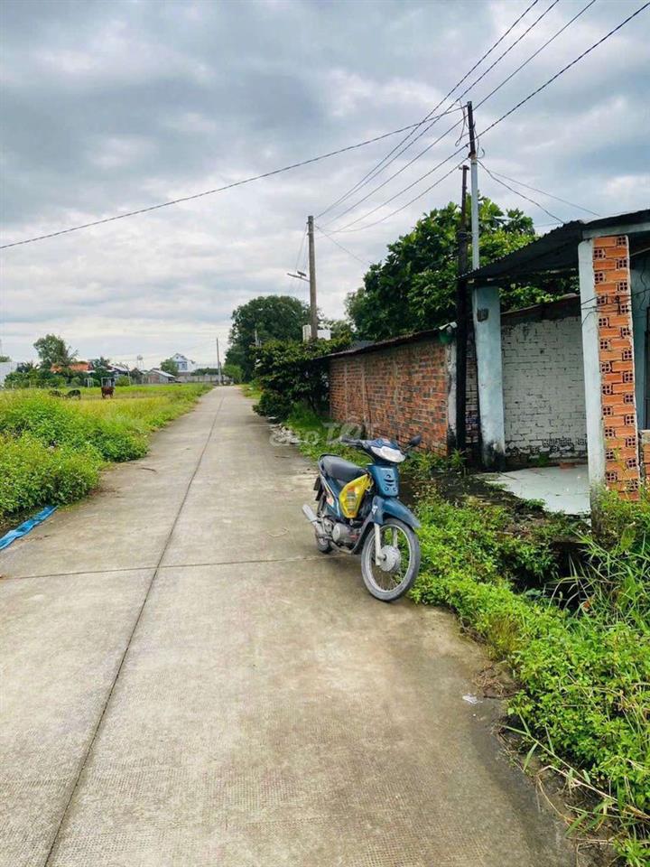 Bán đất tặng nhà cách Cầu Lớn Hóc Môn 700M,75M2,gần KCN Hoàng Gia