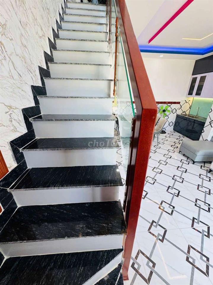 Nhà phố sân vườn sát bên chợ Mỹ Hạnh, dân cư sầm uất, SHR 