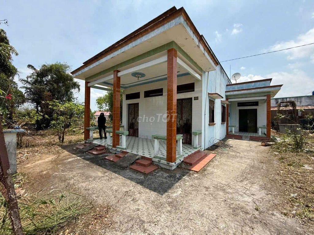 cần bán gấp căn nhà vườn 796m thô cu  đường xe hoi