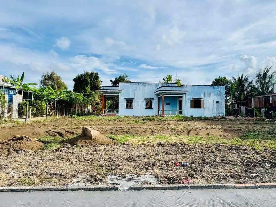 cần bán gấp căn nhà vườn 796m thô cu  đường xe hoi
