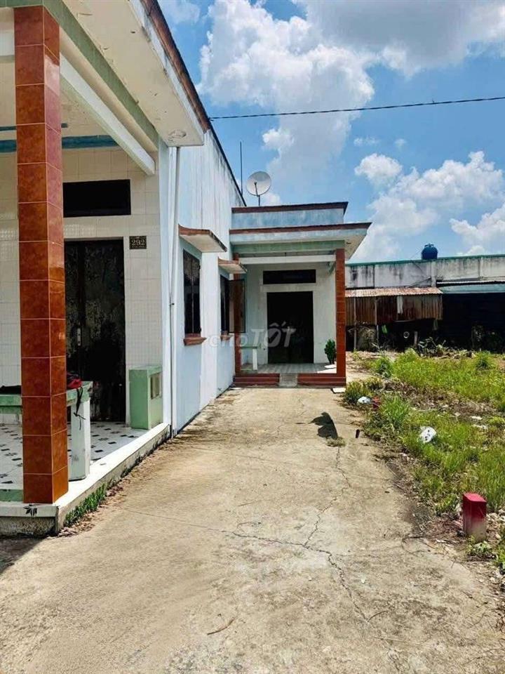 cần bán gấp căn nhà vườn 796m thô cu  đường xe hoi