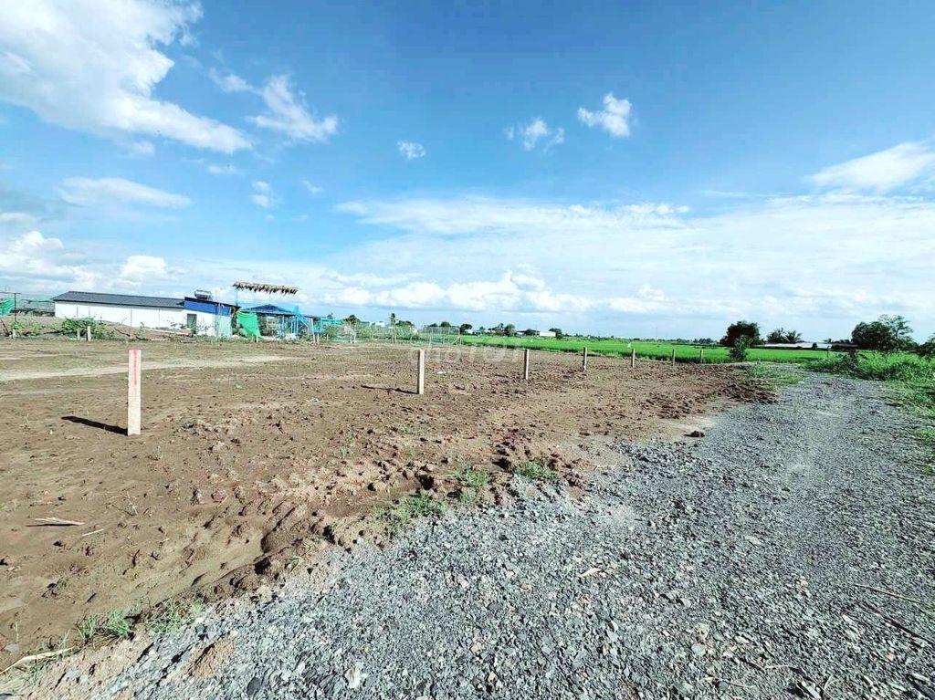 hàng ngộp. 148.6m² đất thổ cư view kênh đường 6m chốt 340tr