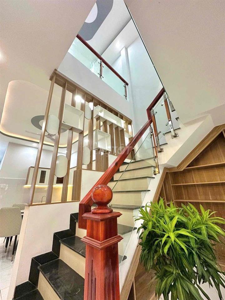 cần bán nhà 1 trệt 1 lầu hẻm xe hơi