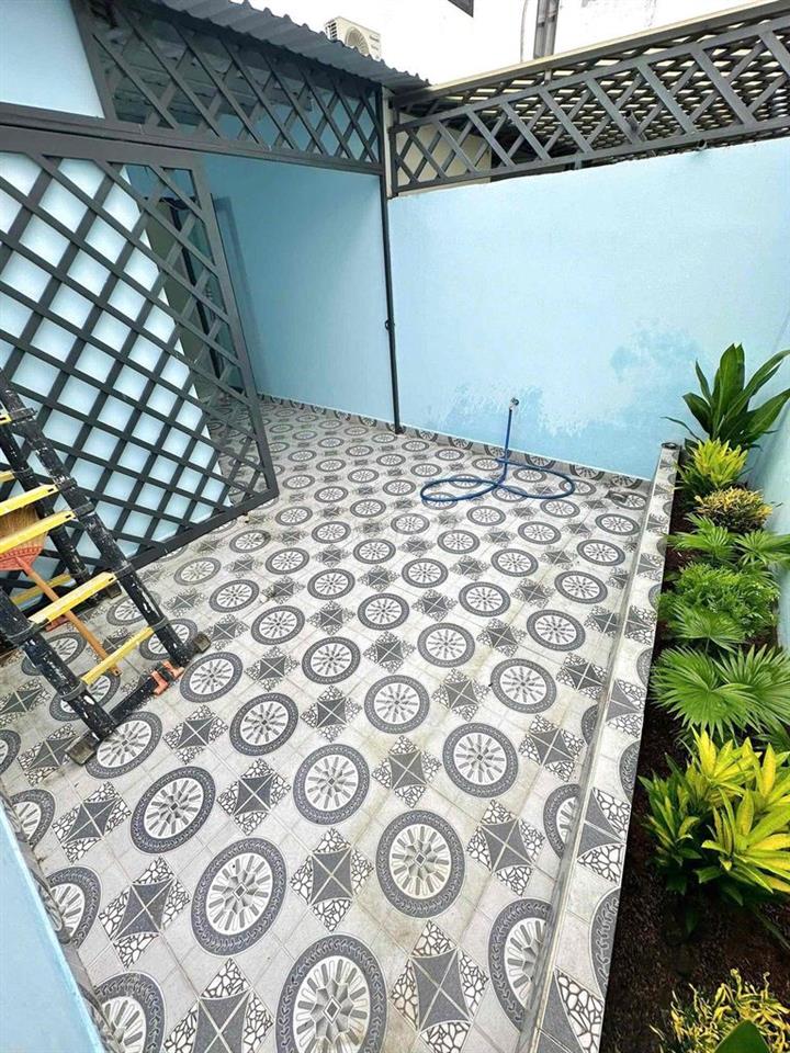 cần bán nhà 1 trệt 1 lầu hẻm xe hơi
