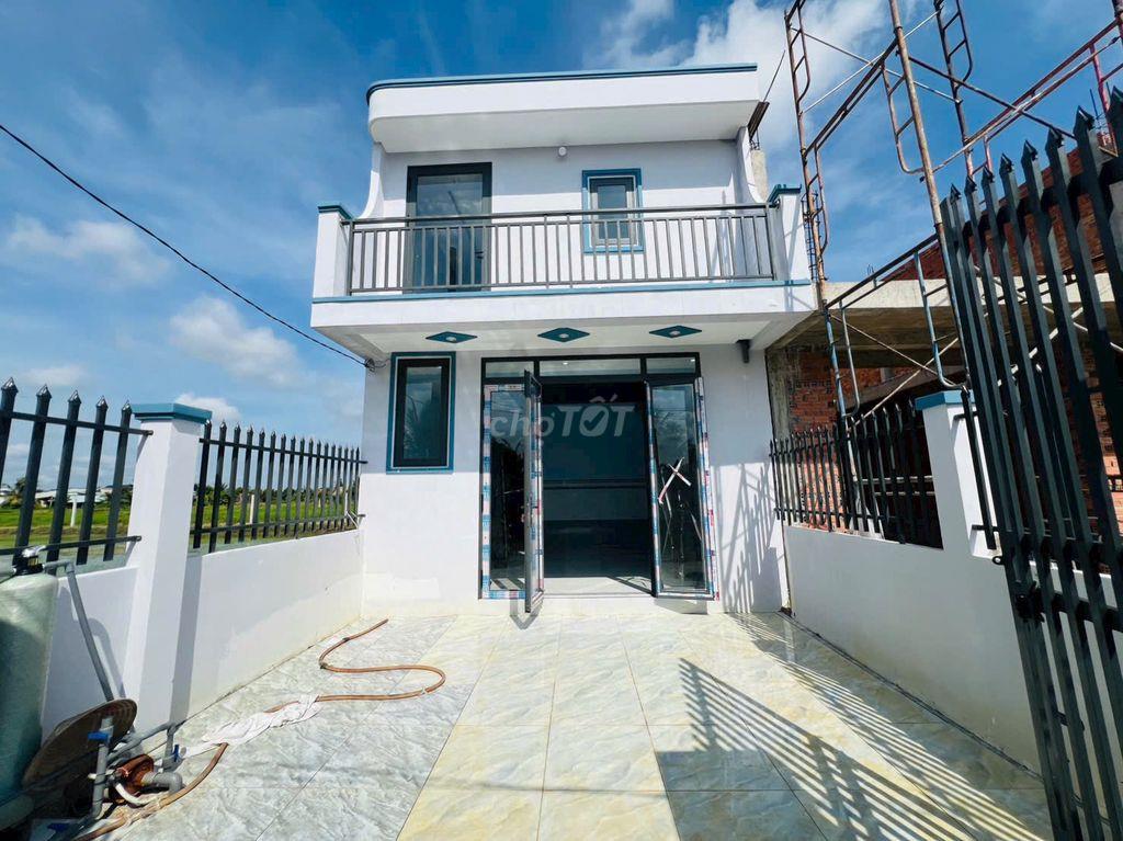 Bán nhà lầu mới xây gần ngay cổng chính cát tường phú sinh 