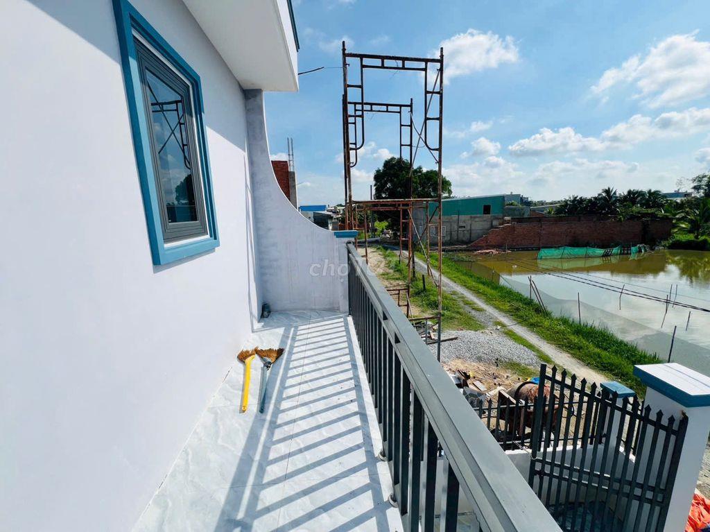 Bán nhà lầu mới xây gần ngay cổng chính cát tường phú sinh 