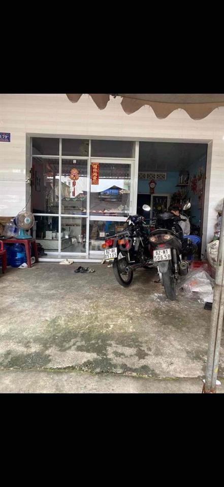 bán nhà ngay mặt tiền chợ đức hoà